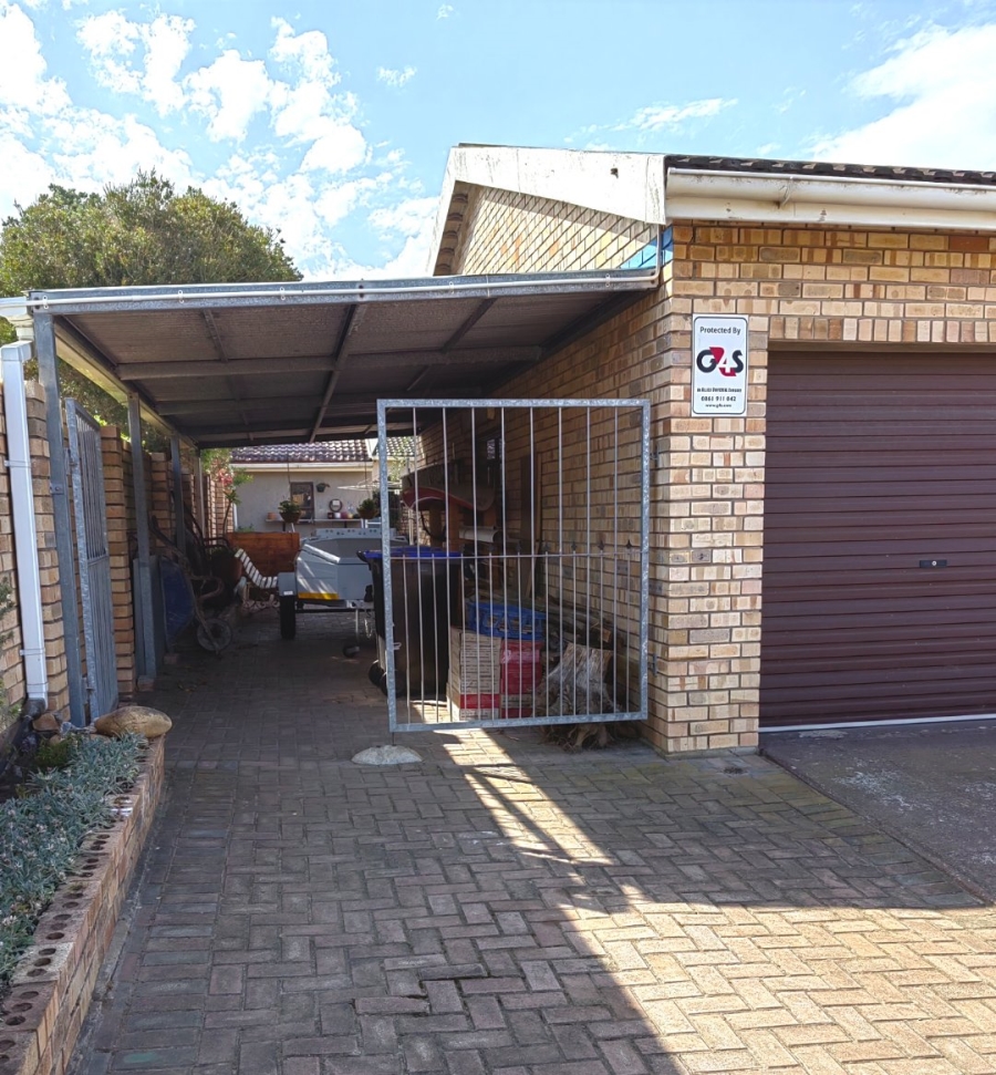 4 Bedroom Property for Sale in Wavecrest Eastern Cape